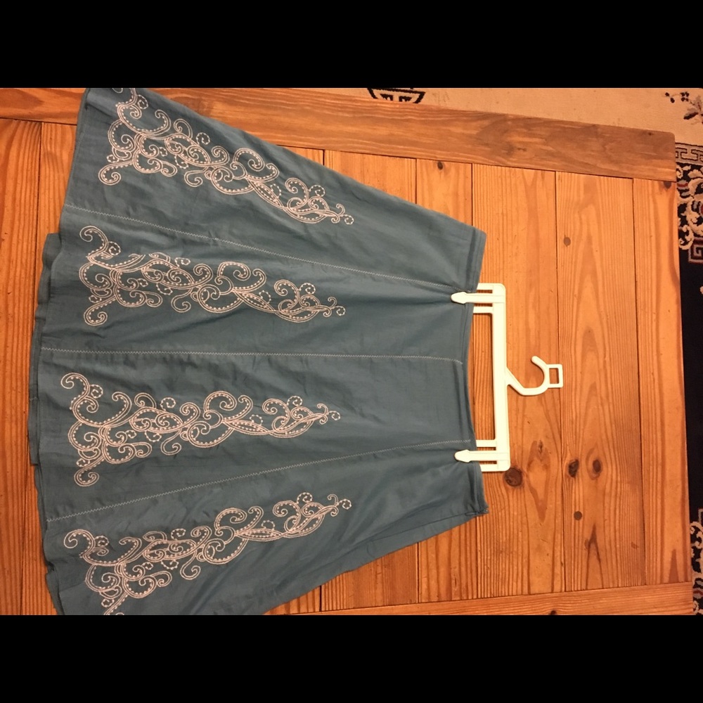 Swirl light weight skirt